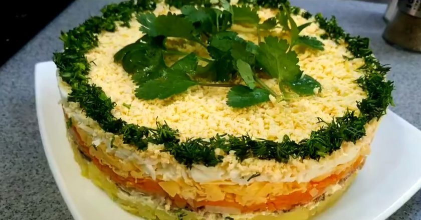 Салаты со скумбрией горячего копчения: 3 праздничных варианта