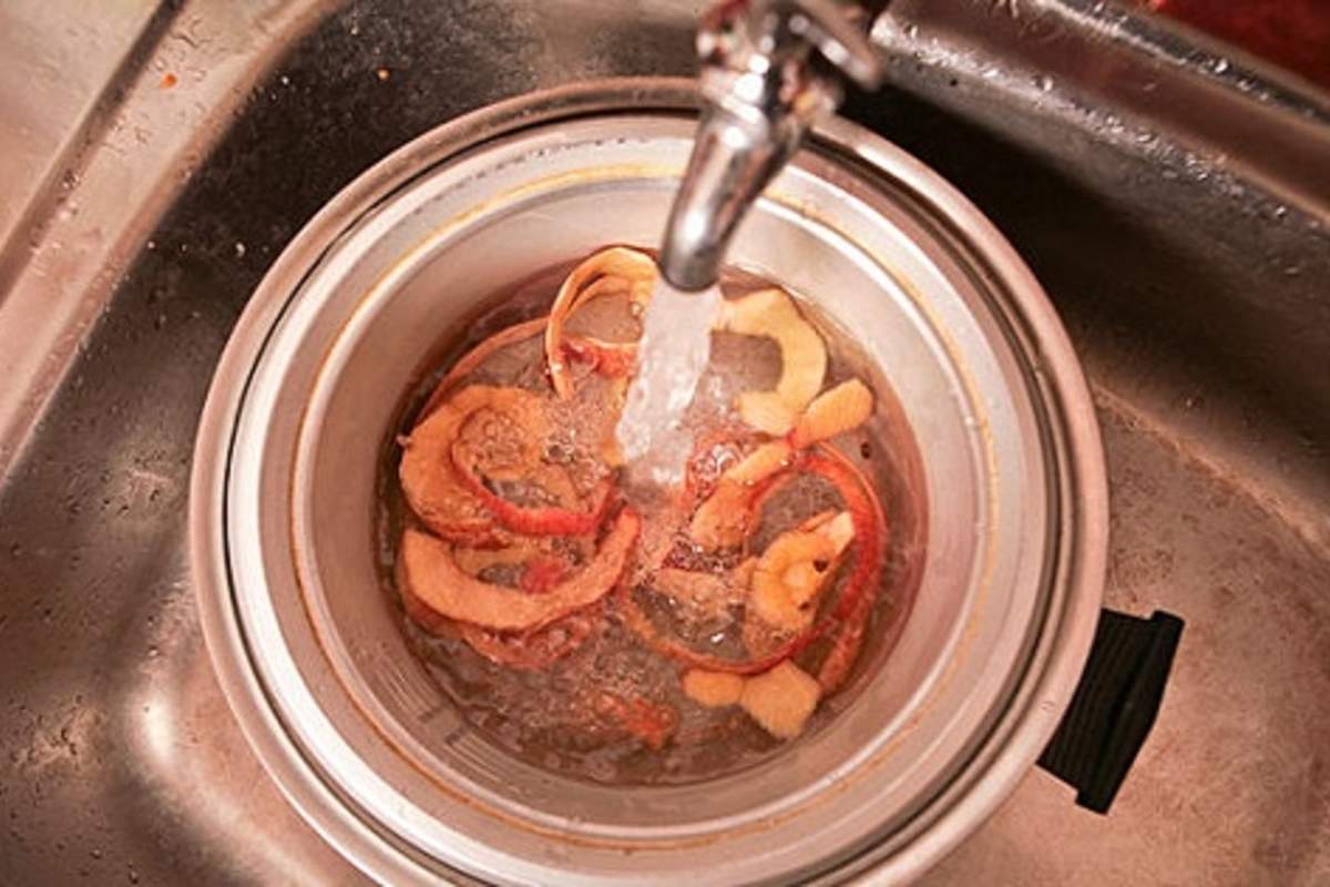 чистить кастрюлю яблоками