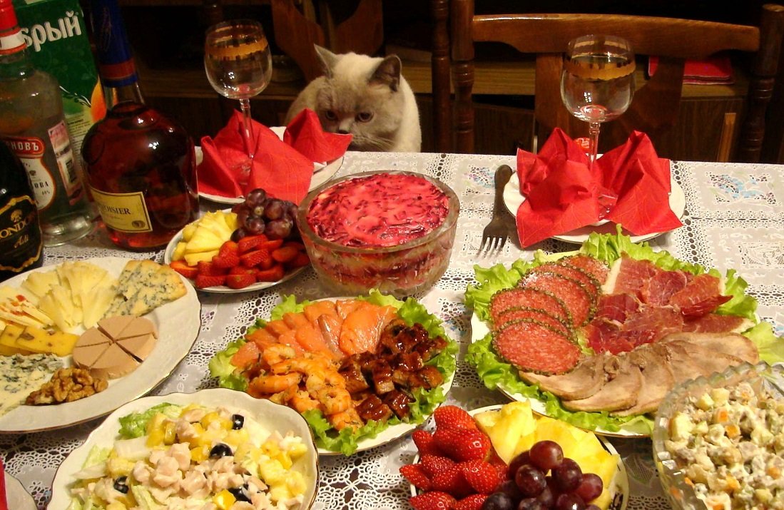 Домашний стол с едой. Накрыть праздничный стол. Домашний праздничный стол. Праздничный стол на новый год. Гостей ждал накрытый стол где можно было