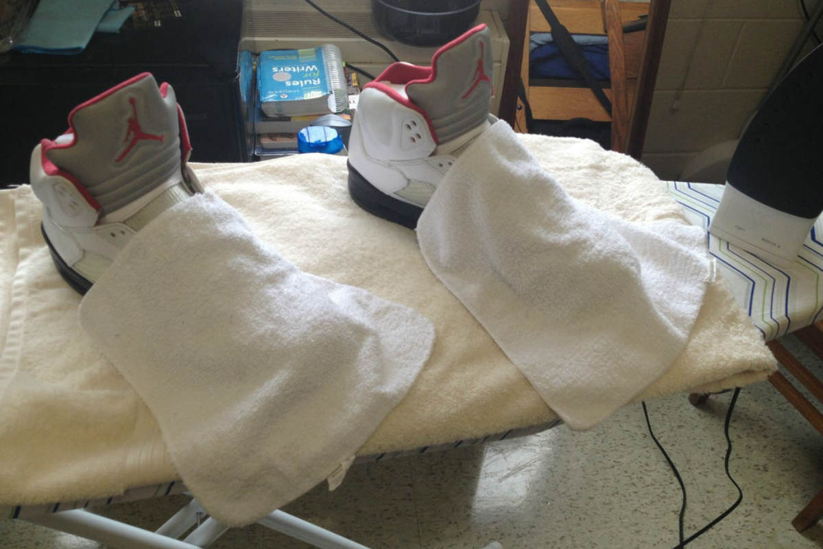 полотенце на кроссовках