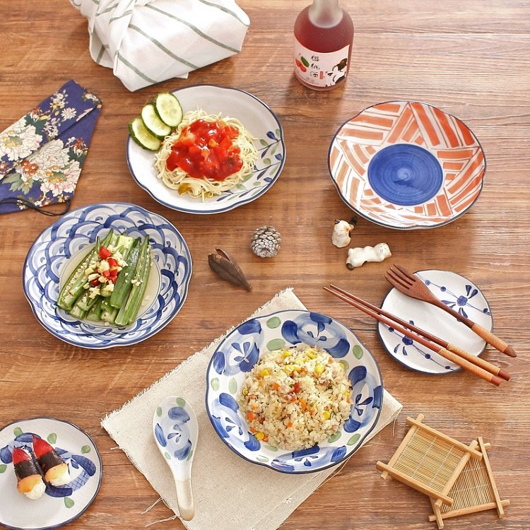 посуда в кухонном шкафчике