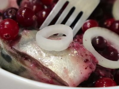 Скумбрия в клюквенном соусе