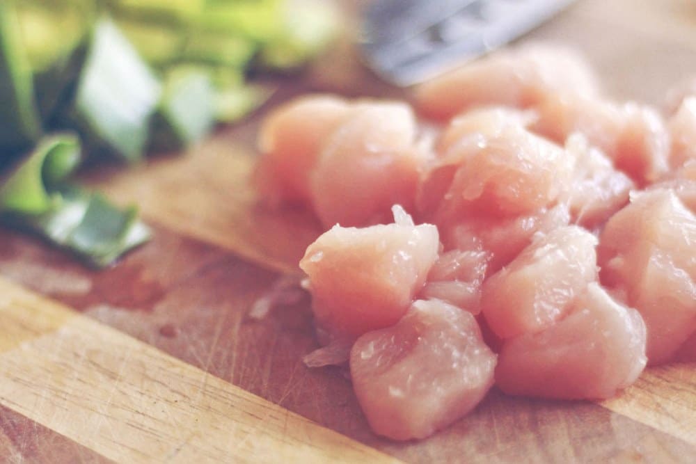 нарезать курицу