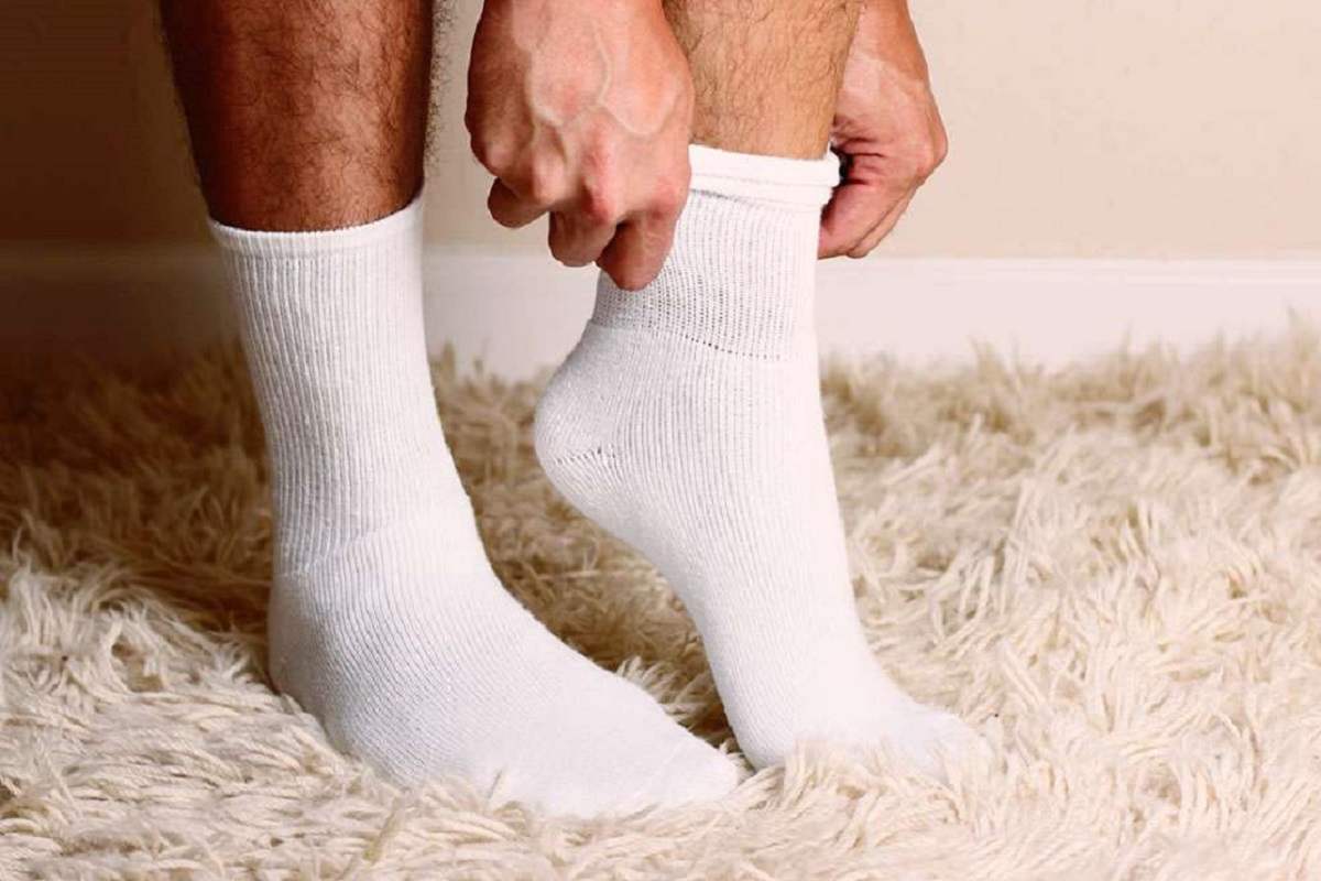 Мужские ноги в носочках