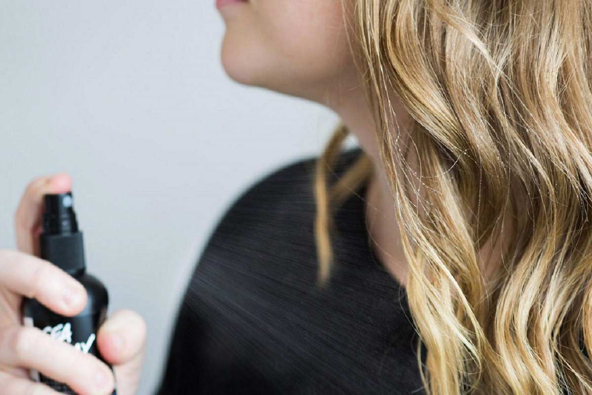 Как правильно наносить спрей для волос на корни