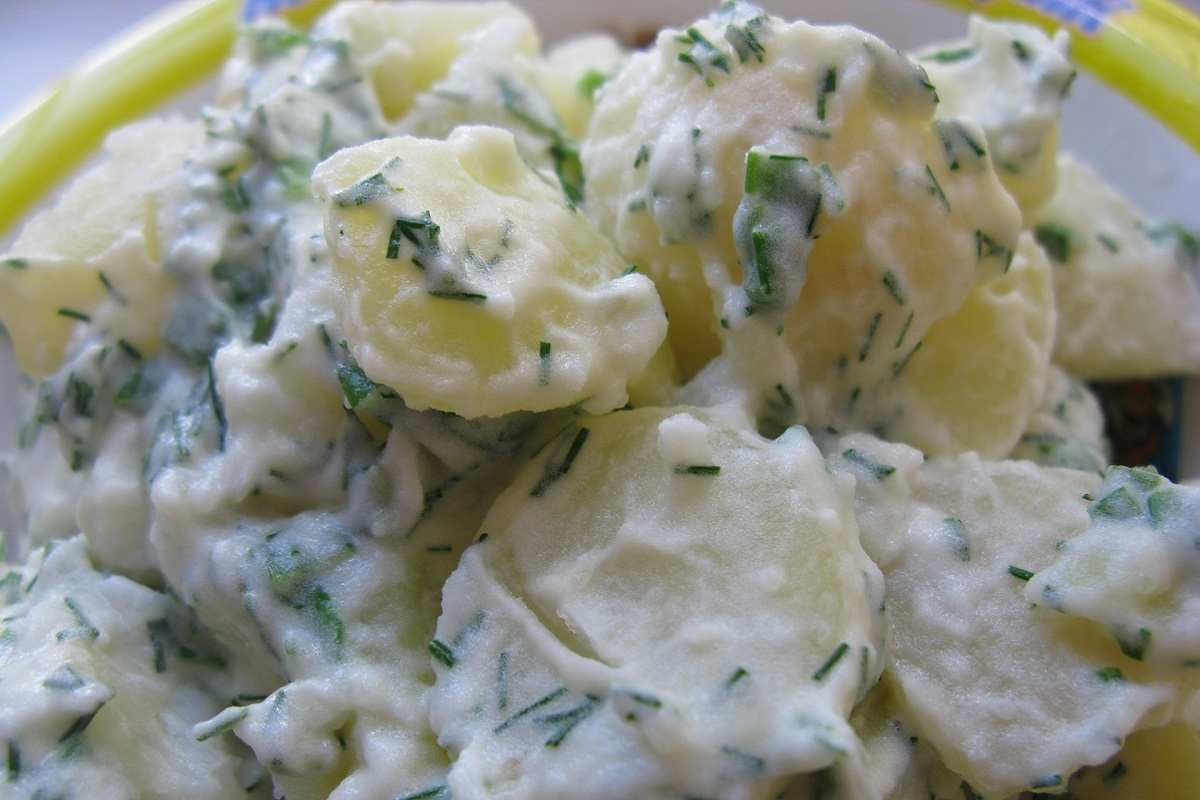 Запеченная картошка со сметаной и луком