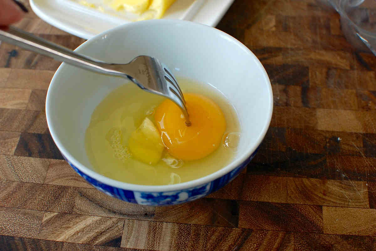 протыкание желтка вилкой