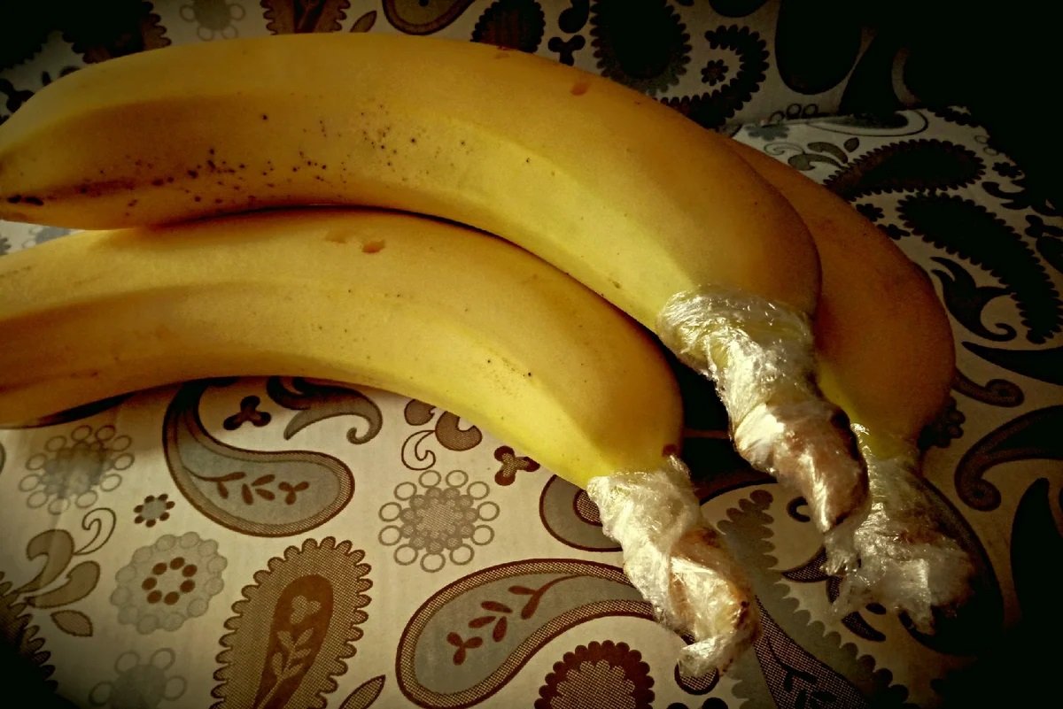Как сохранить бананы в домашних условиях. Бананы в пищевой пленке. Банан на ножках. Ноги из бананов. Банан с ногами.