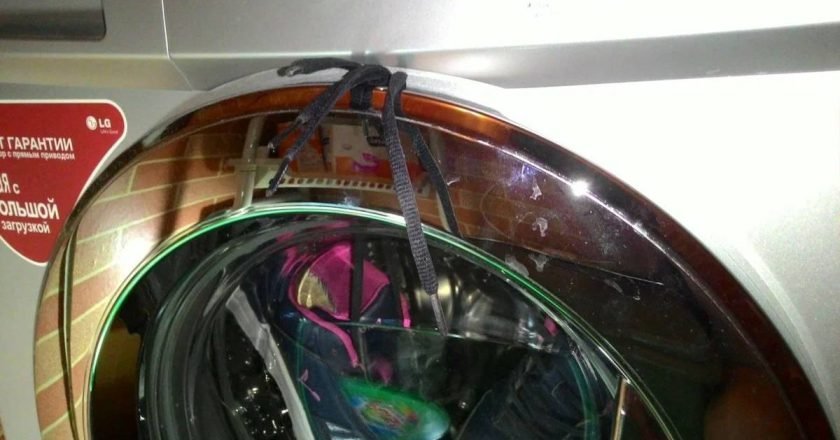 стирка обуви с помощью шнурков