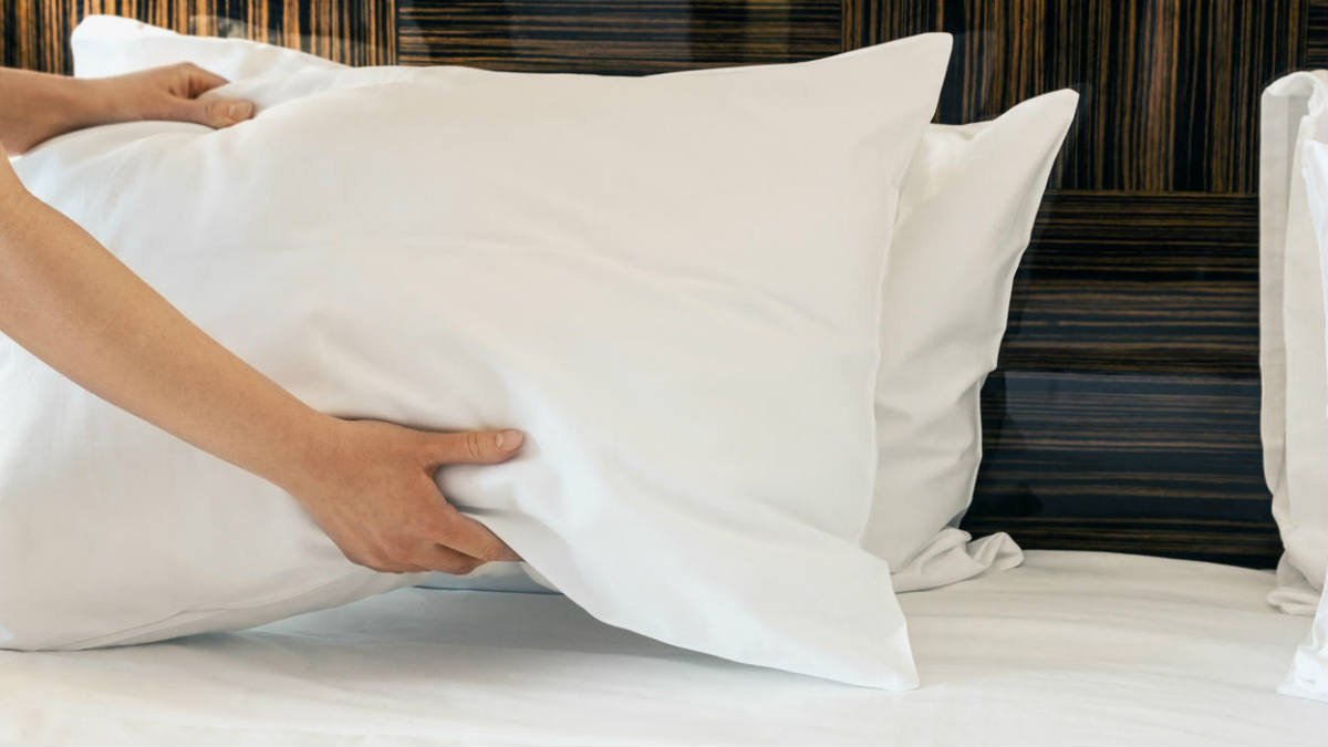 Как постирать подушку от дивана если чехол не снимается