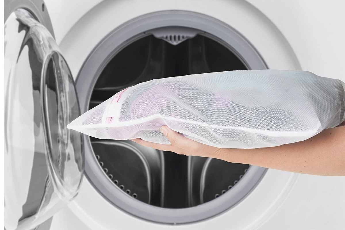 одежда в мешочке для стирки