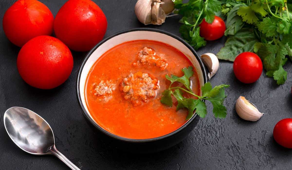 томатный суп с рисом и фрикадельками