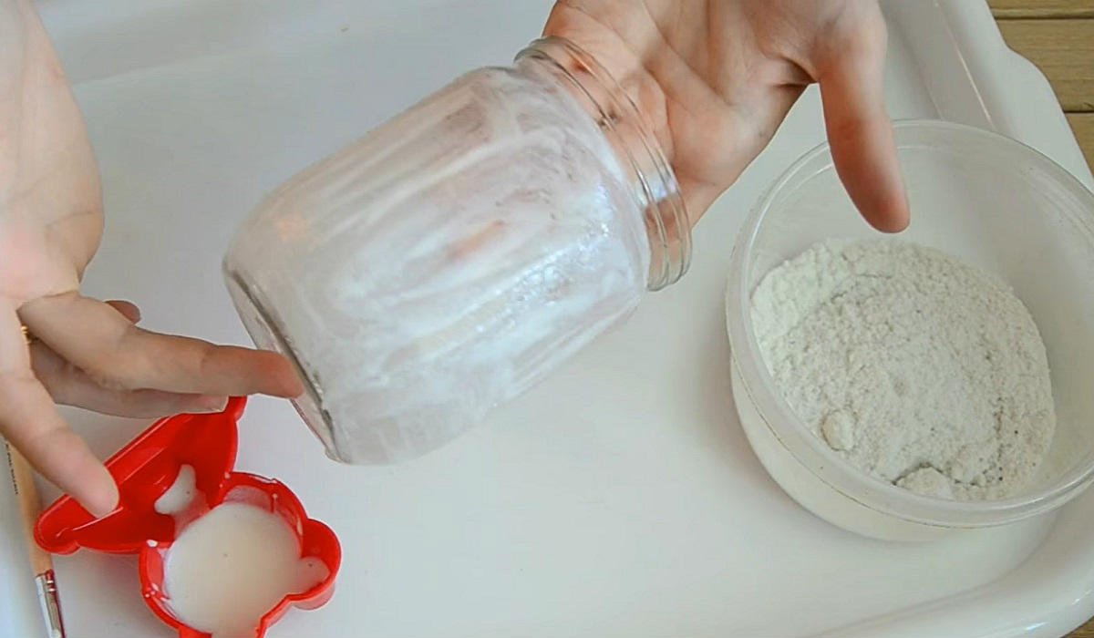 банка, смазанная клеем