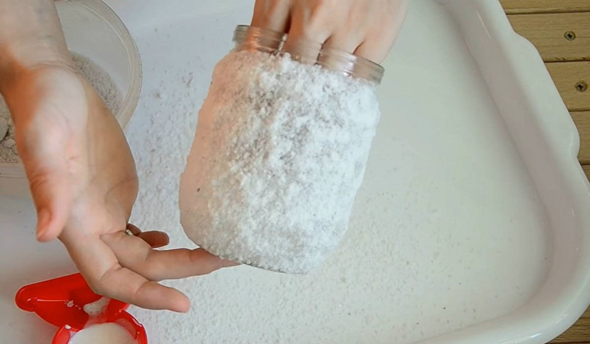 банка, посыпанная солью и блестками