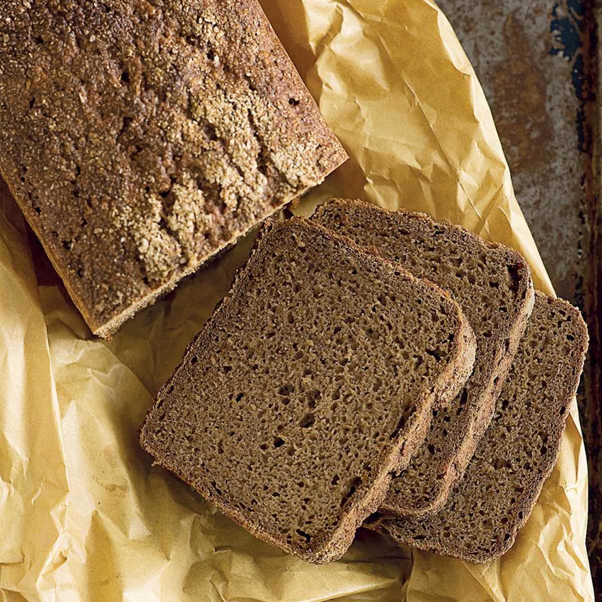 Бородинский хлеб на закваске рецепт. Ржаной хлеб. Жена хлеба. Черный ржаной хлеб. Серый хлеб.