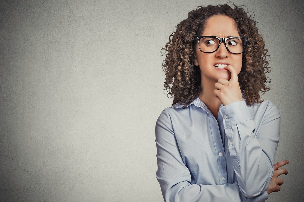 кучерявая девушка волнуется