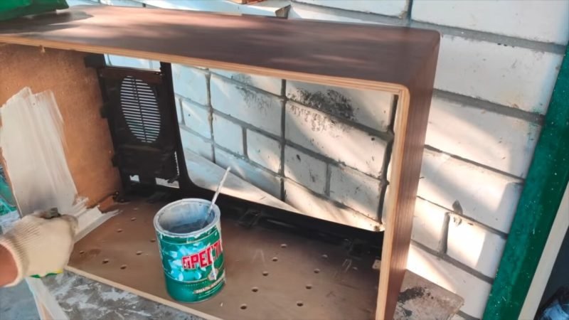 старый маленький телевизор