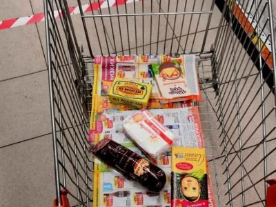 Тележка в супермаркете: зачем застилать дно газетами