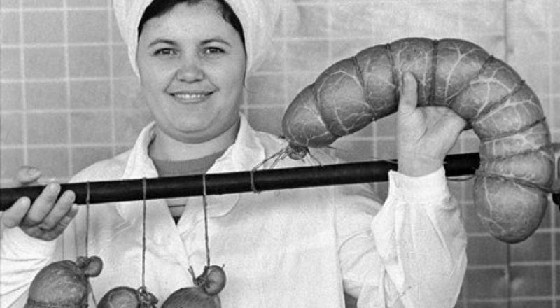 колбаса на прилавке