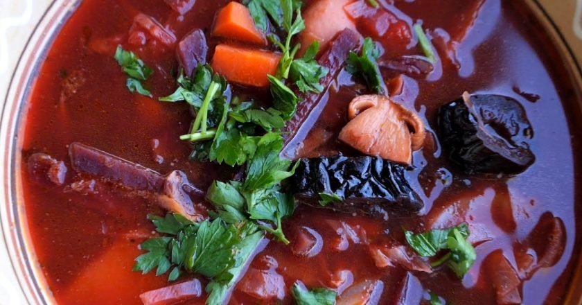 Украинский борщ на любой вкус: 3 уникальных рецепта
