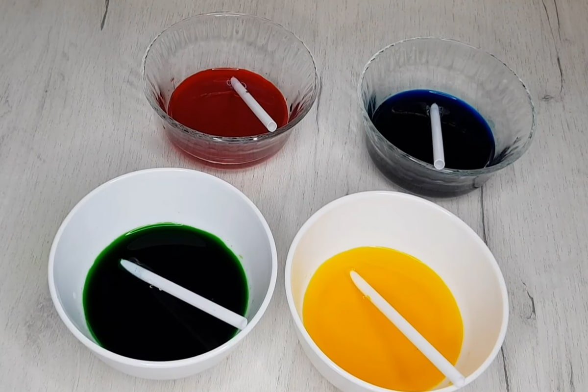 четыре пиалы с пищевыми красителями
