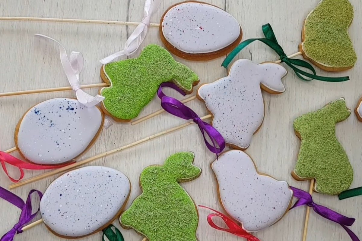 готовые топперы, украшенные цветными лентами