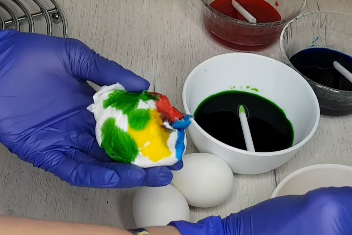 яйцо в салфетке, смоченное в красителях