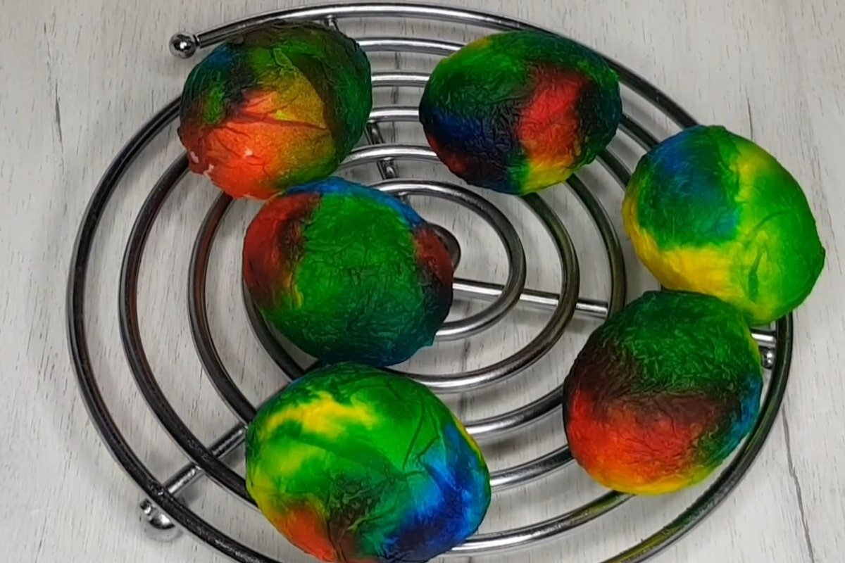 смоченные в красителях яйца на решетке