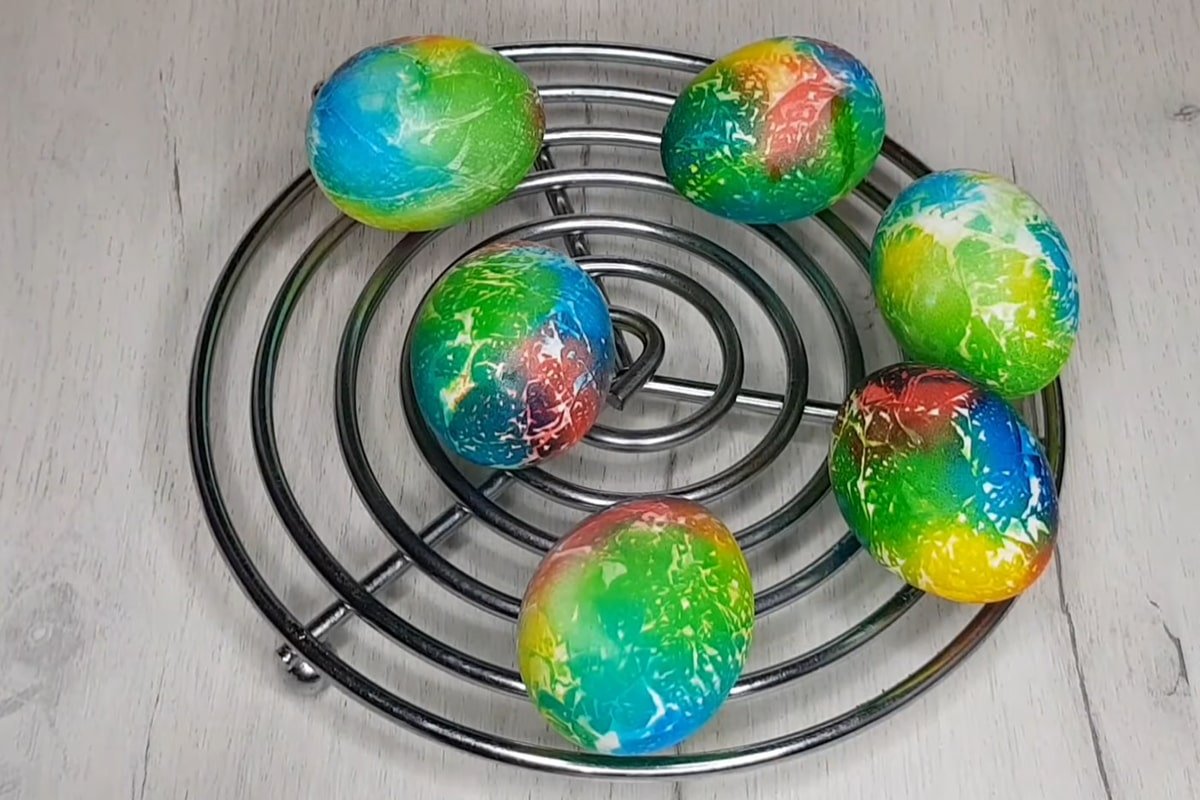 радужные яйца без салфеток на решетке