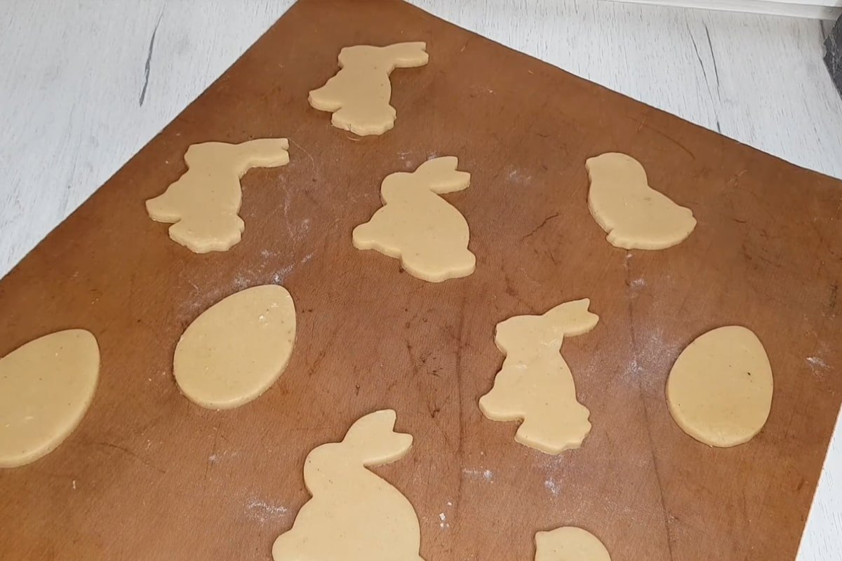 зайчики и яйца, вырезанные из медового теста