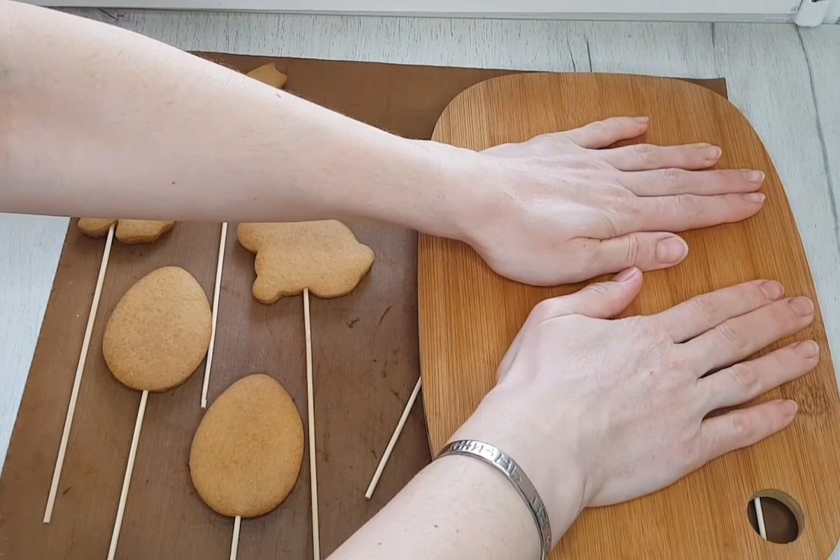 медовые пряники прижимаются деревянной доской