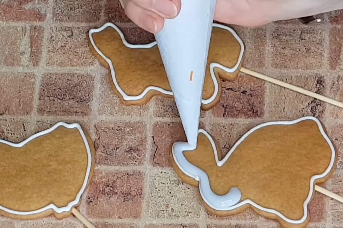 заполнение пряников лавандовым айсингом