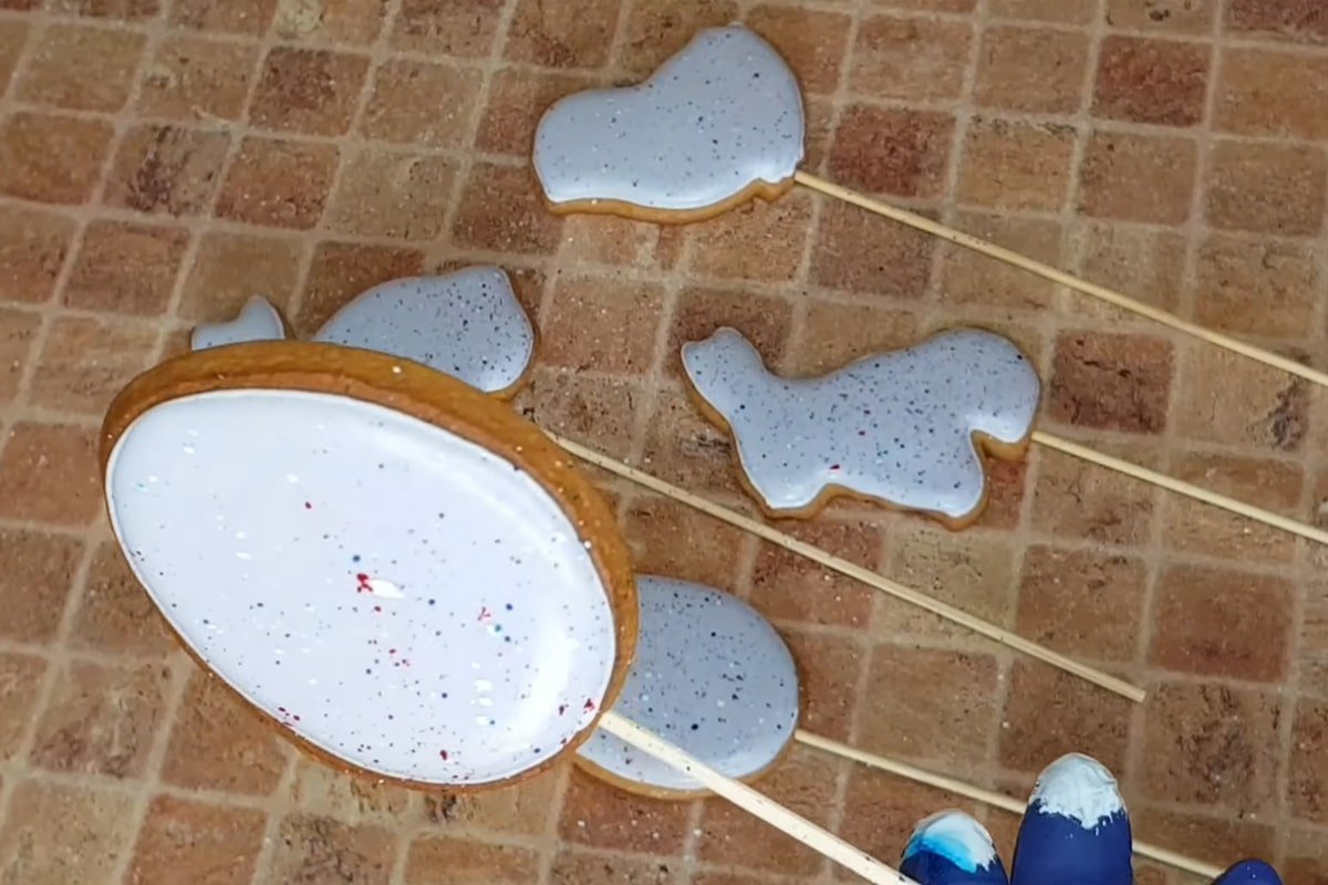 нанесение разноцветных брызгов на пряники