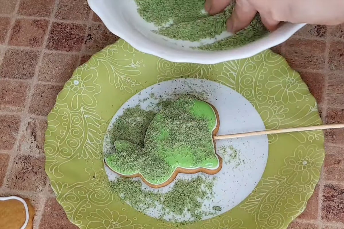 нанесение песочной крошки на глазурь пряника