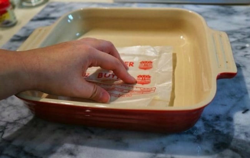 смазать противень маслом