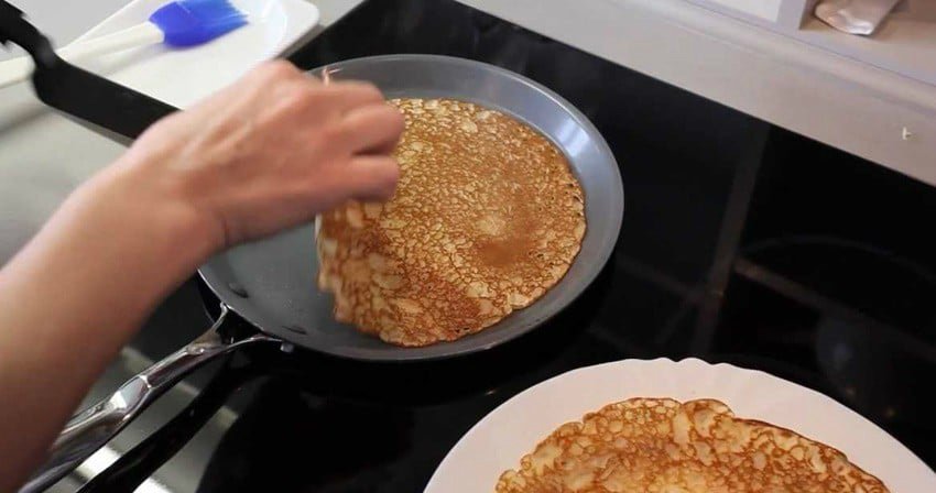 тонкие блины на сковороде