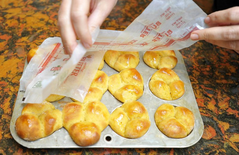 смазать маслом булочки