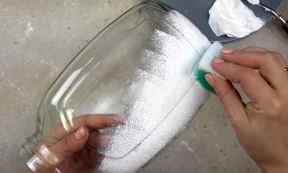 процесс покрытия банки белым грунтом