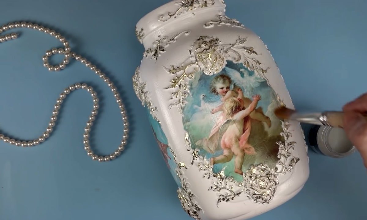 процесс покрытия вазы лаком