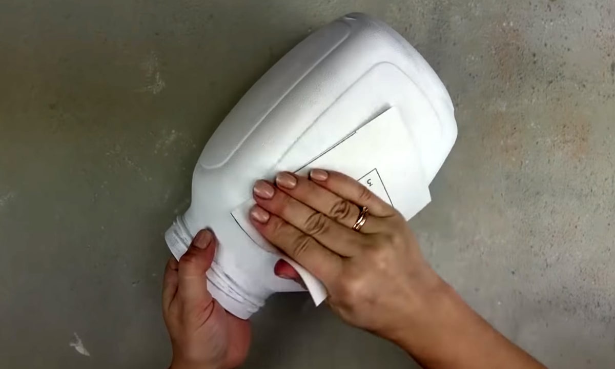 процесс отшлифовки поверхности банки