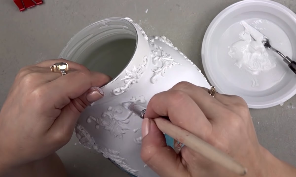 процесс покрытия банки белой краской