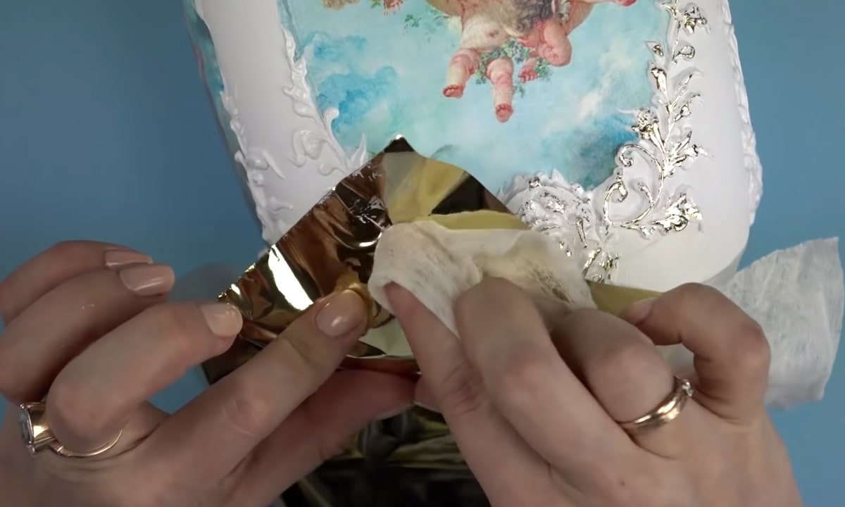 оформление рельефа золотистой поталью