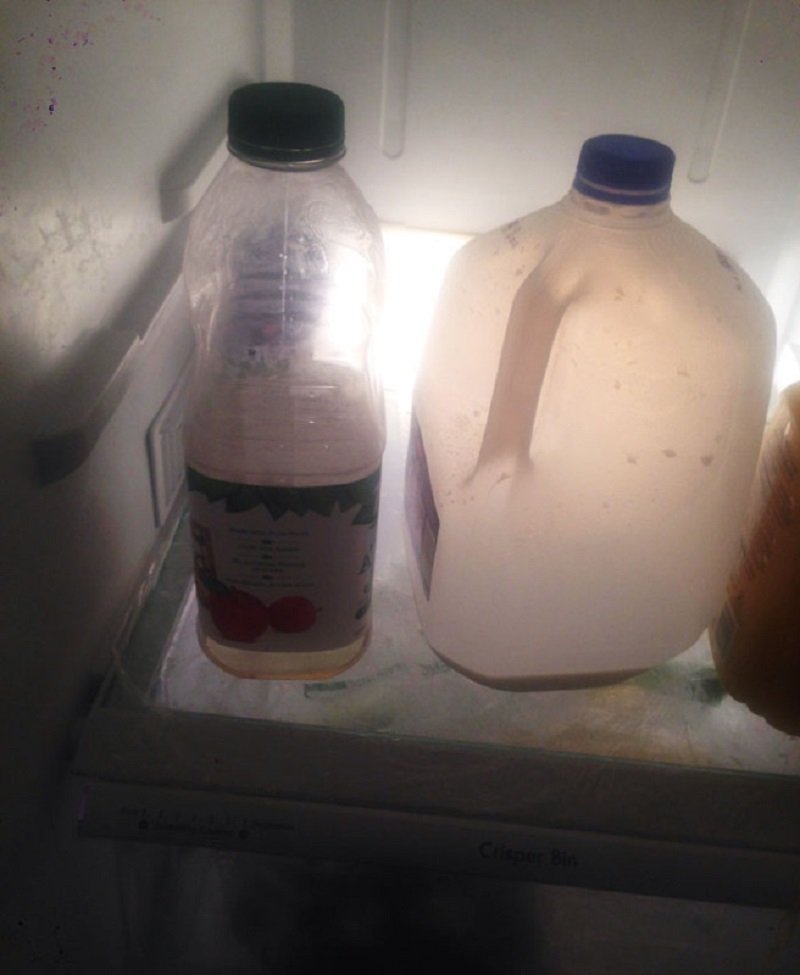 молоко в холодильнике