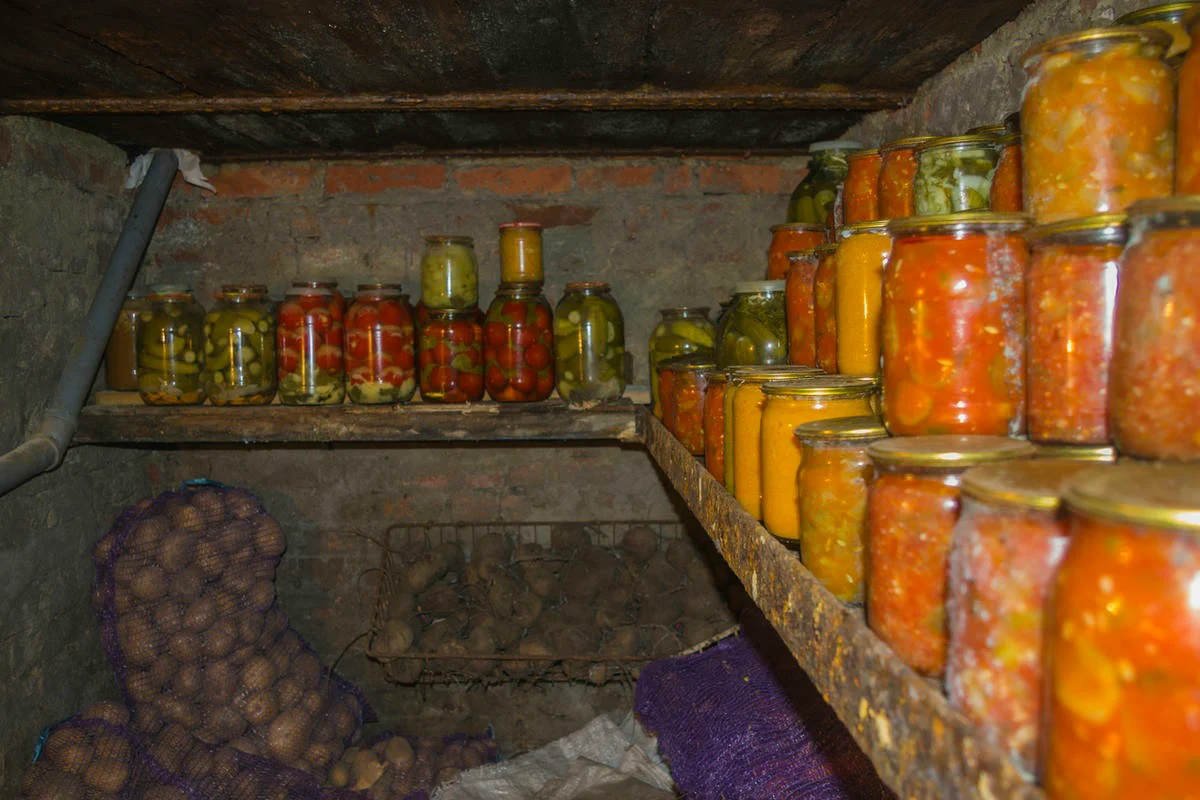погреб с консервацией