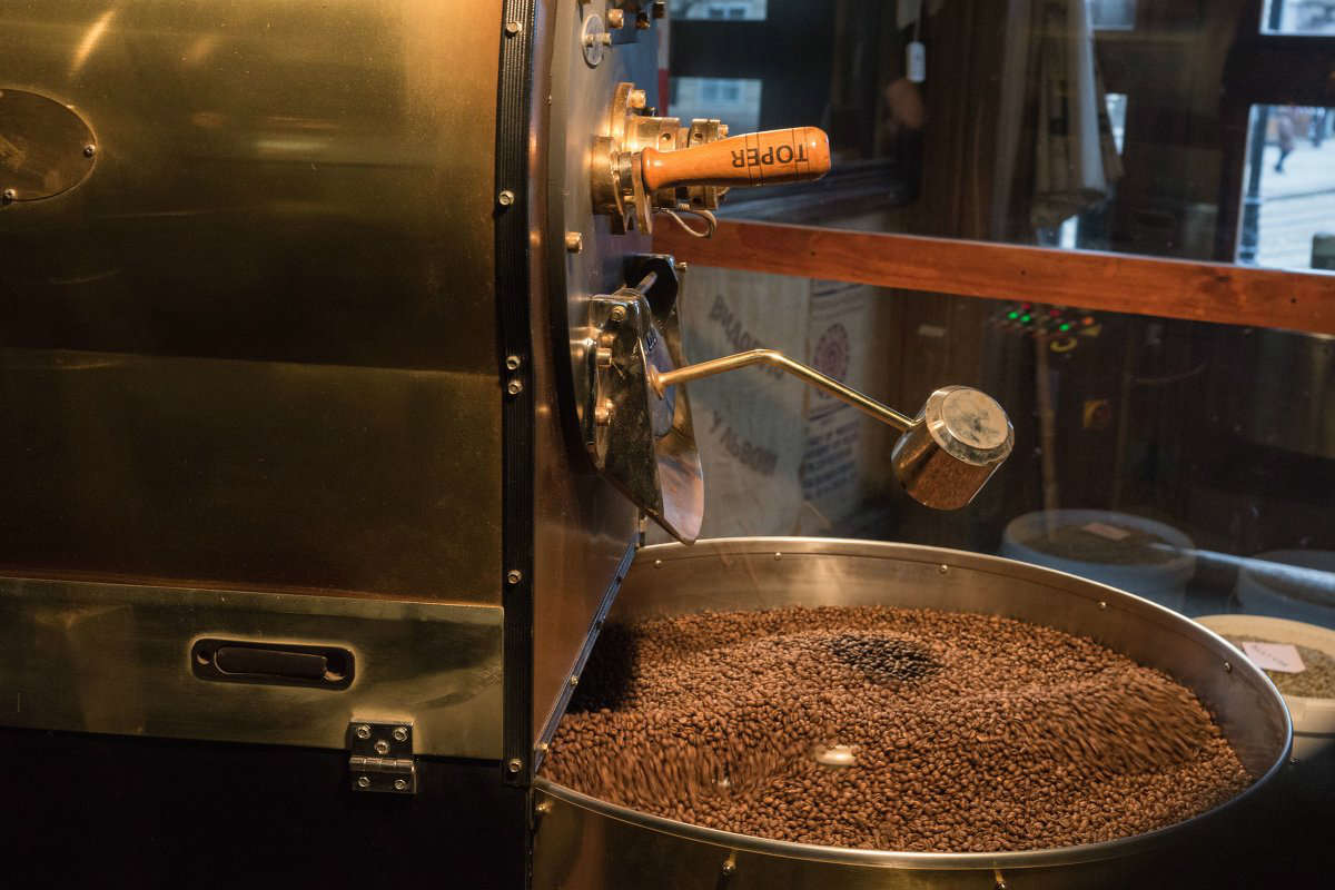Технология шоколада. Обжарка какао бобов. Процесс обжарки какао бобов. Обжарка кофе. Обжарочный аппарат для какао бобов.