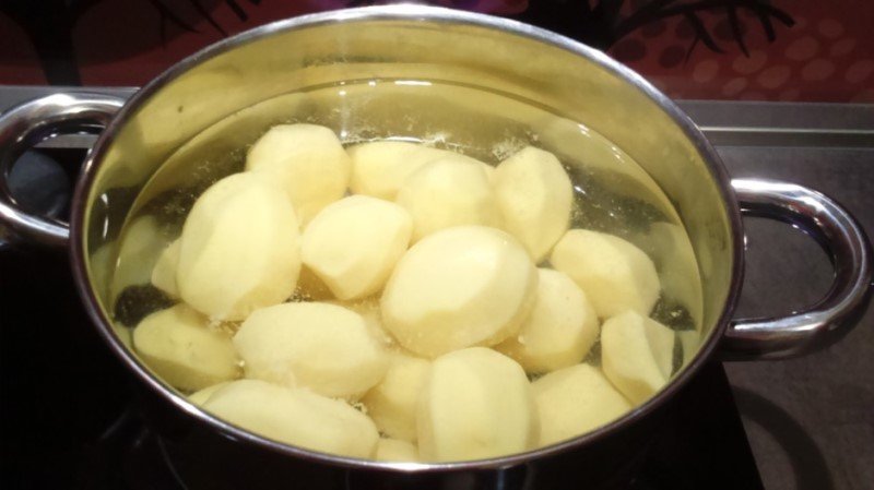 Картошку варить в холодной или горячей воде. Картофель очищенный. Картошка в кастрюле. Вареная картошка в кастрюле. Картошка в кастрюле с водой.