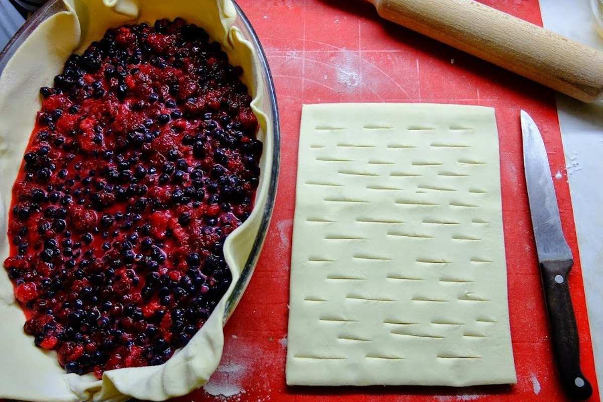 Пирог с ягодами в духовке рецепт с фото из слоеного теста фото