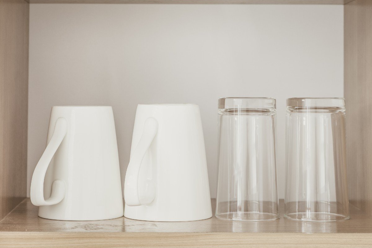 посуда в шкафу