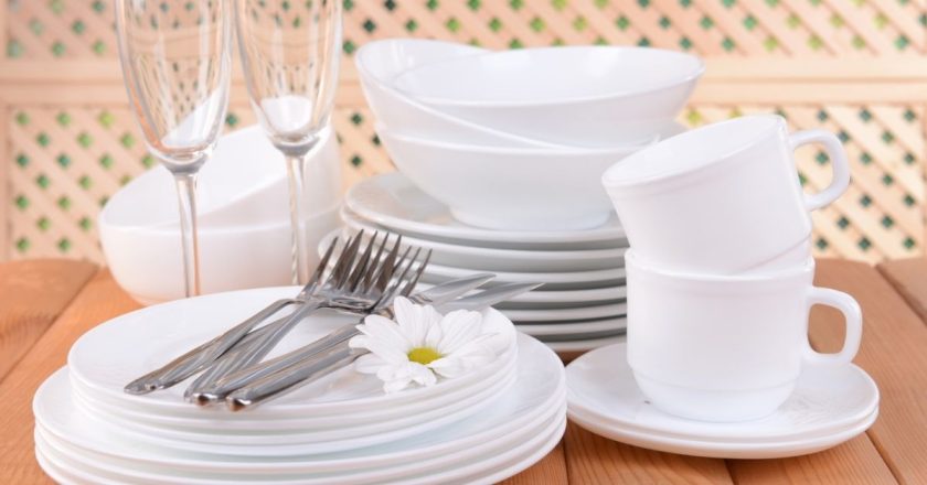 вытирать посуду