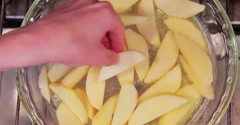 Яблочный пирог с корицей